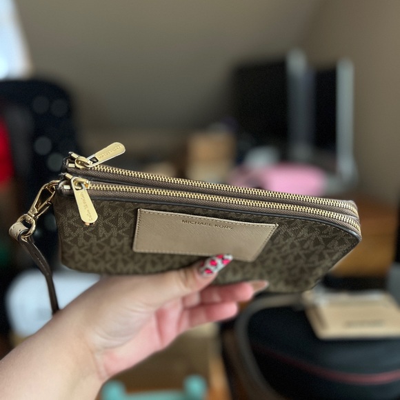 Michael kors zippered Brown and tan 2 zippered wallet/wristlet - Picture 14 of 16